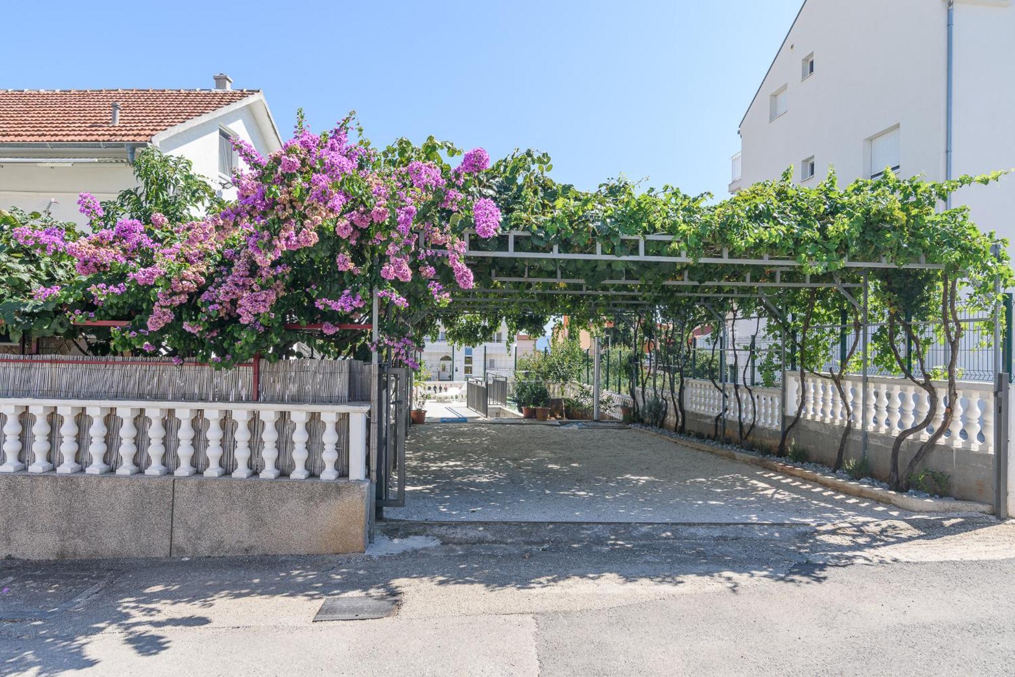 Apartment Bougainvillea Trogir Exterior photo